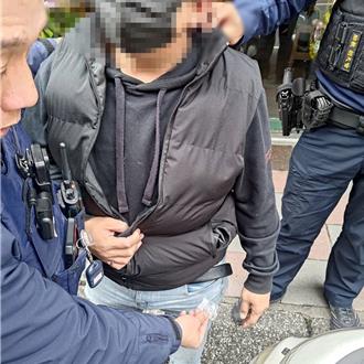 老天有眼！男違規停車遇警盤查   一包毒品正巧掉員警腳邊苦笑遭逮