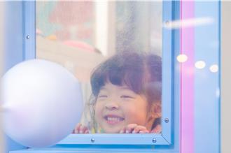 桃園「智慧1號店」再增2機台 上架在地零食、文創商品