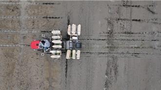 陸智慧農業助春耕 無人機1小時「拋」10畝秧苗