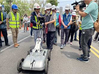 防雨季道路掏空 林钦荣视察高市透地雷达检测作业