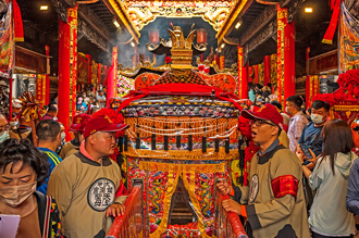 大甲媽遶境「通緝犯也湊熱鬧」！掛「醫療臂章」遭抓包　警秒逮捕