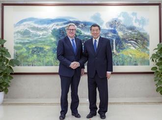 何立峰會見布魯金斯學會名譽主席：中國堅持辦好自己事