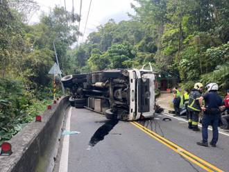 新庄寿山路大翻车！ 现场封路管制驾驶送医