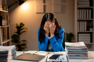 台股崩跌止不住 公司1公告暖哭員工 OL：同事都噴淚