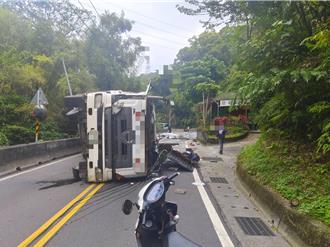 新莊壽山路「貨車翻覆」駕駛輕傷　未申請通行證挨罰