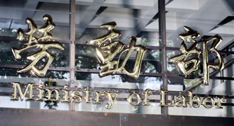 就安基金買軌道燈合理？勞部稱提升服務效率遭立委痛批