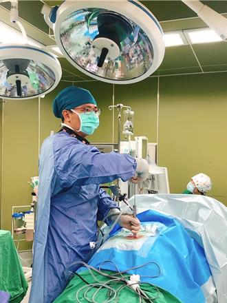 澳門7旬翁腰背痛無法直立 來台手術喜喊「可以平躺一覺到天亮」