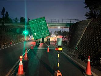 林口曳引車自撞便橋  駕駛胸部四肢擦傷送醫