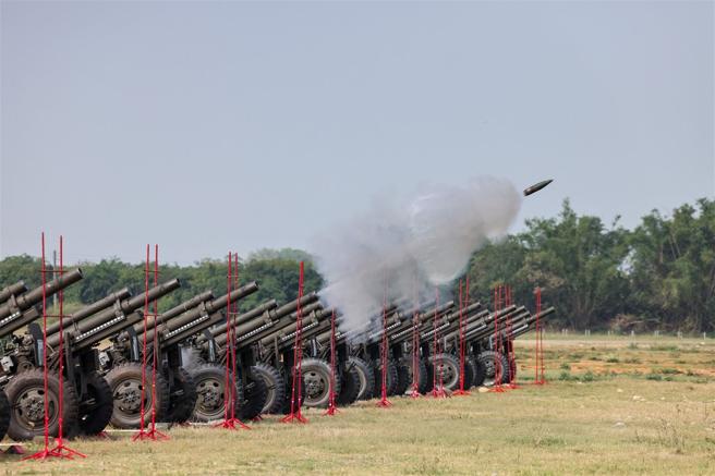 透过逐门逐发射击方式，修正各门火炮射击诸元，提升整体弹着集中度及火力覆盖效能，强化火力支援能力。（记者王子昌摄）