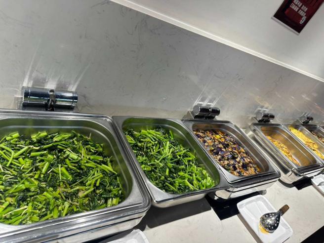 乐天桃猿队如今每餐供应4菜1汤，更以蔬菜为主，球员无法补充足够的蛋白质。（图／读者提供）