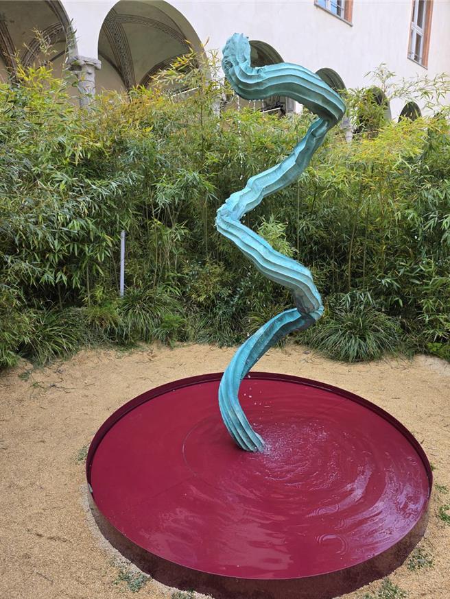 隱身於竹林小徑間的噴泉雕塑品。（古明弘攝）