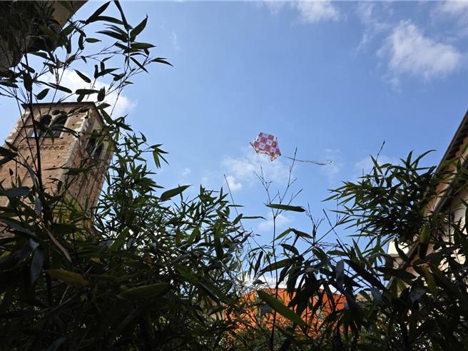 在修道院中不停飛舞的風箏，象徵竹子不僅能穩立於地面，也能以其他形式飄在空中。（古明弘攝）