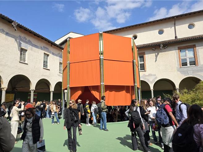 矗立於展區中央的高塔由竹子和鋼材搭建，提供參觀者遮蔭和休息之處。（古明弘攝）