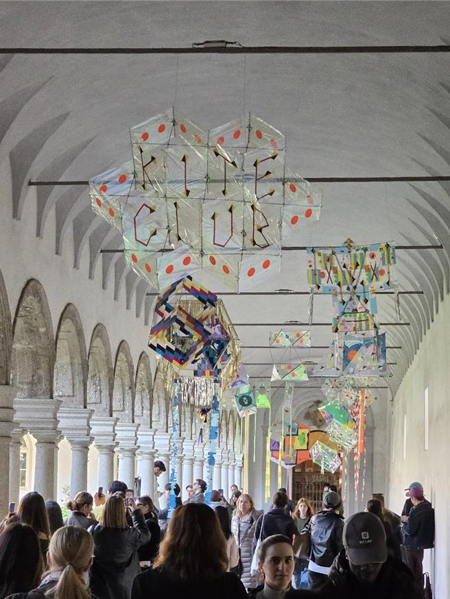 在修道院長廊上掛滿五彩繽紛的竹風箏。（古明弘攝）