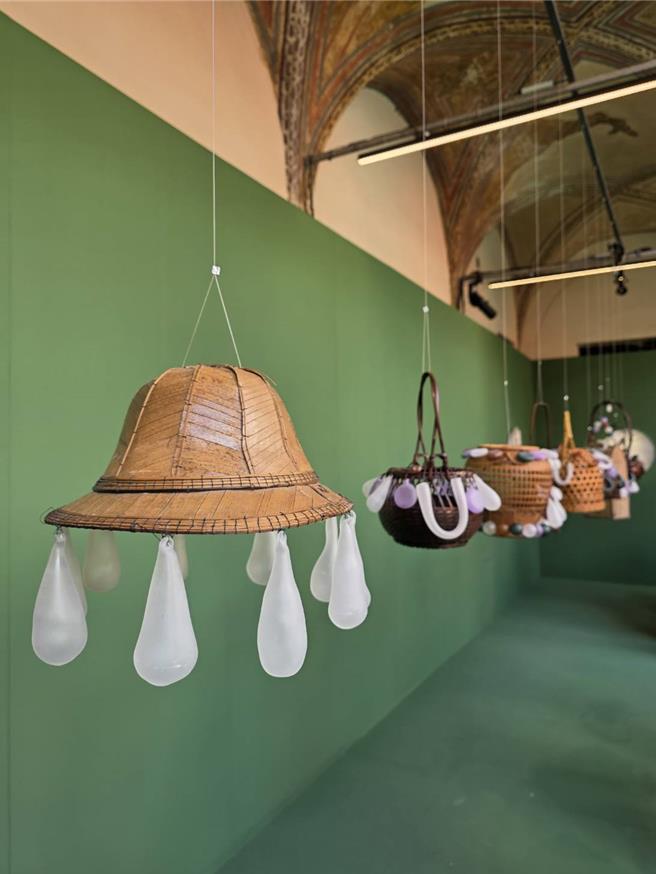 兼具美觀與實用性的竹燈罩、竹籃等竹製品，在藝術家的巧手下變成造型奇特的作品。（古明弘攝）