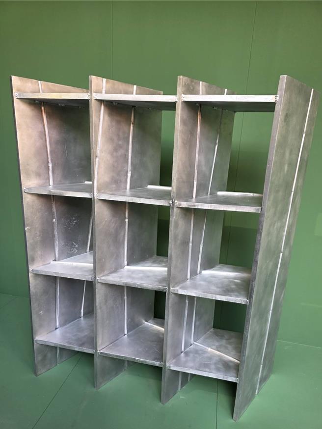 藝術家將竹節元素融鋁製雕塑中。（古明弘攝）