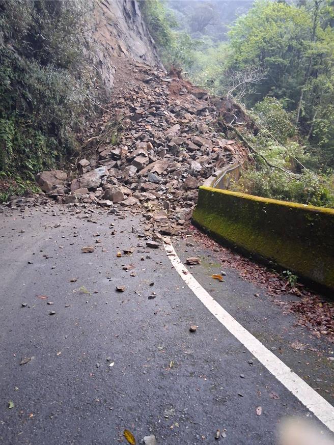 大雪山林道29.4K土石崩落无法通行。（林保署提供／李京升台中传真）