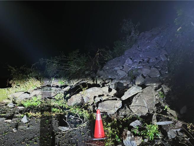 大雪山林道29.4K土石崩落无法通行。（林保署提供／李京升台中传真）