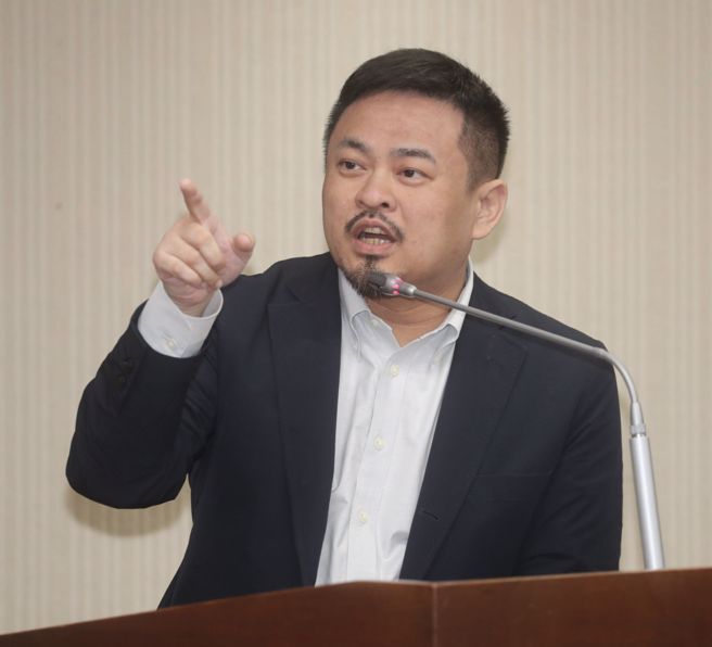 劳动部长洪申翰9日受访时表示，目前已规划150亿元方案支持劳工安心就业，至于对劳动市场衝击评估则仍要待美方关税细节而定。（记者陈君玮／摄影）