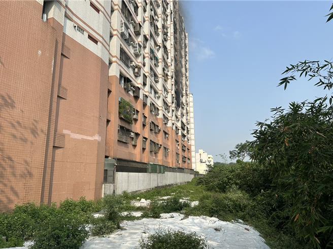 高雄市楠梓区德祥路一栋大楼9日上午发生火警，消防局出动24车44人抢救，成功救出受困年长夫妻，共6人送医，火势于8时50分扑灭。（高雄市警消提供／林雅惠高雄传真）