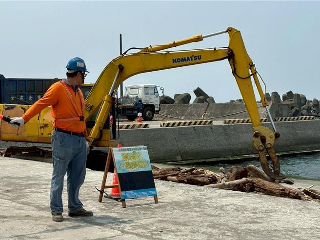林保署与相14个单位8日在屏东盐埔渔港联合举办汛期前防备漂流木跨区联合演练。（林保屏东分署提供／罗琦文屏东传真）