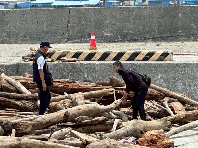 漂流木跨区联合演练，劝导民眾尚未开放自由捡拾。（林保屏东分署提供／罗琦文屏东传真）