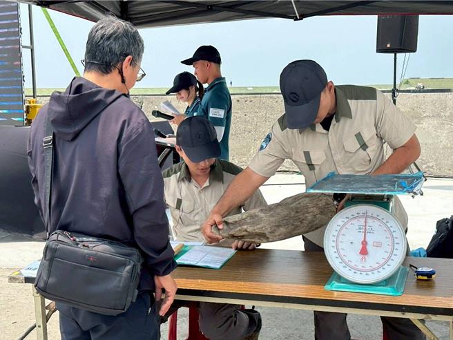 漂流木跨区联合演练，民眾拾得漂流木至潮州工作站临时检查站登记。（林保屏东分署提供／罗琦文屏东传真）