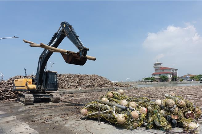 去年连续颱风冲积漂流木，堆满高屏溪口到东港海岸。（本报资料画面／罗琦文屏东传真）