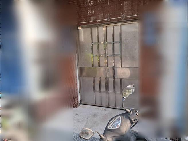 凤山区1处公寓民宅，昨（8）日晚间遭邻居发现屋内飘出腐臭味报警，警方进屋发现独居的54岁许姓男屋主倒卧客厅，已明显死亡。（警方提供／任义宇高雄传真）