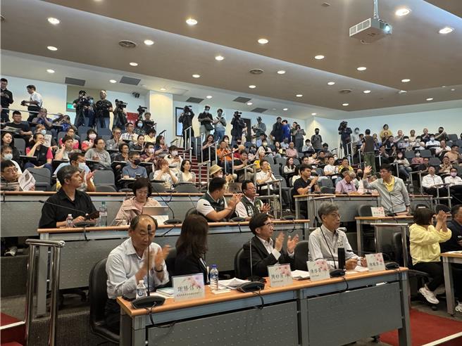 台湾兰花产销协会今天在兰花生技园区举办因应关税座谈会，听取业者心声。（曹婷婷摄）