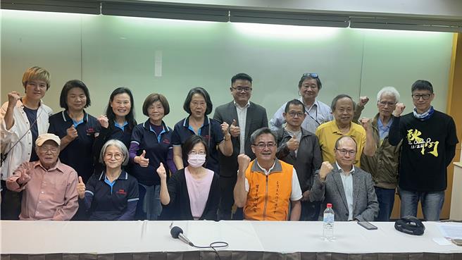 「捍衛台灣民主法治與和平安全聲明」推動小組今（9）日舉辦記者會，邀請學者、產業人士針對當前經濟形勢提出解析。（賀培晏攝）