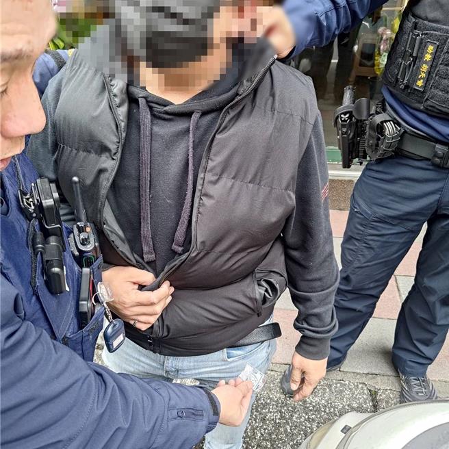 吴男裤子口袋掉出安非他命，遭警方逮个正着。（警方提供）