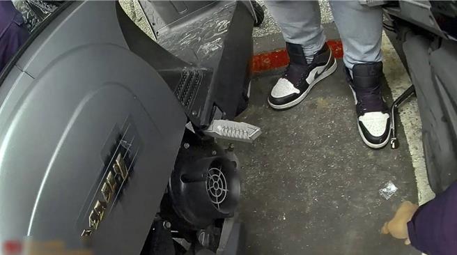 吴男裤子口袋掉出安非他命，遭警方逮个正着。（警方提供）