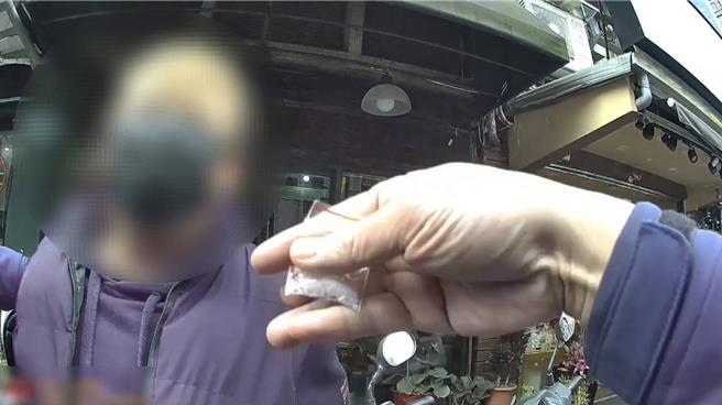 吴男裤子口袋掉出安非他命，遭警方逮个正着。（警方提供）