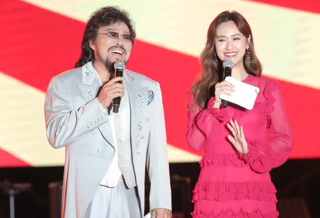 张菲（左）曾多次担任鸿海尾牙主持人，2020年还与Sandy一同主持。（图／中时资料照）