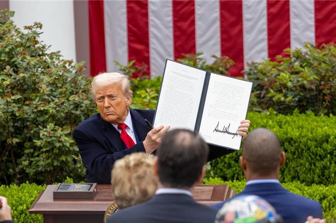 大陆央视旗下新媒体「玉渊谭天」直言，中方没有关上对美谈判的大门。（摘自新华社）