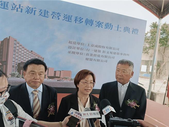 針對美對台關稅，彰化縣長王惠美（中）、帝寶工業集團總裁許叙銘（右）今（9）日出席鹿港轉運站動土典禮時提出看法。（葉靜美攝）