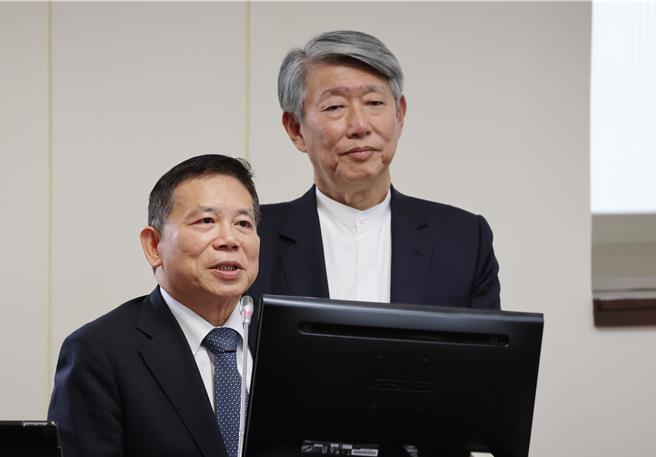 美国对台湾课徵32％高关税，国发会主委刘镜清(前)今坦言，，根据委托专业机构预估，今年GDP受衝击约0.4％到1.6％。如照国发会说法，今年GDP恐难「保2」 。(姚志平摄)