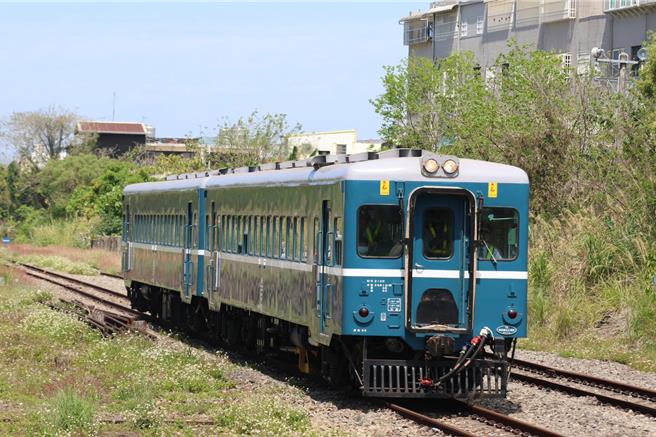台铁蓝宝宝DR2400型文资邮轮，即将带民眾穿越时光寻访青春回忆。（台铁公司提供／蔡明亘台北传真）