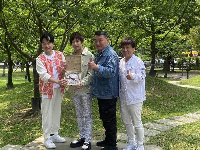 台语歌手陈昶均（左二）9日举办新专辑记者会，徐亨（左三）到场站台。（许雅淳摄）