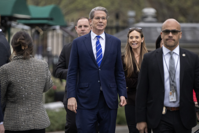 美財長貝森特(中)對美日關稅談判表示樂觀。（資料照/美聯社）