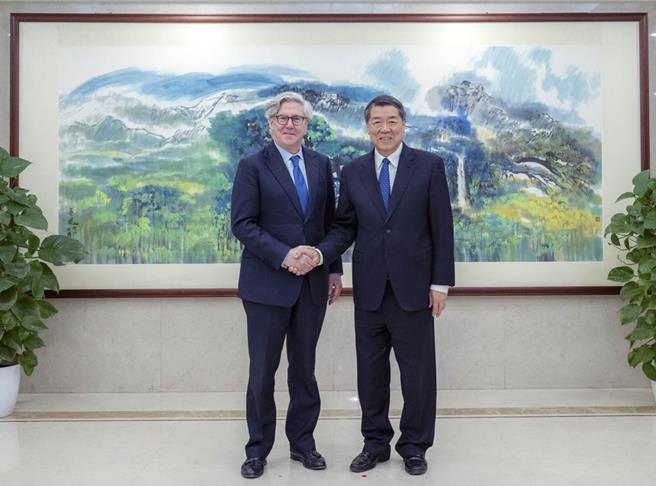 中美关税战急遽升温，中共中央财办主任何立峰8日在京会见美国布鲁金斯学会名誉主席桑顿。（摘自新华社）