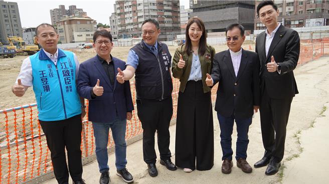 101董事长贾永婕（右三）与立法院财政委员会现勘台中101预定地。（宝智华摄）
