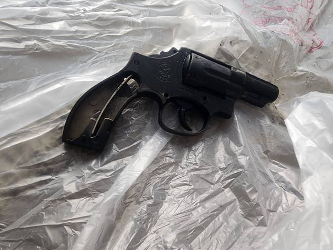 清洁人员发现1把枪枝，院方赶紧报案，警方已经将枪枝送验。（读者提供／洪靖宜高雄传真）