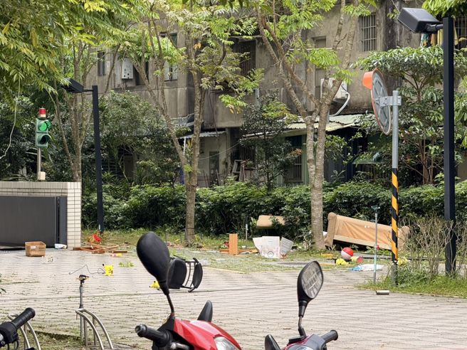 玻璃从天而降。（民眾提供）