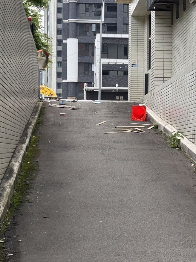 男子不断从楼上丢东西下楼。（民眾提供）