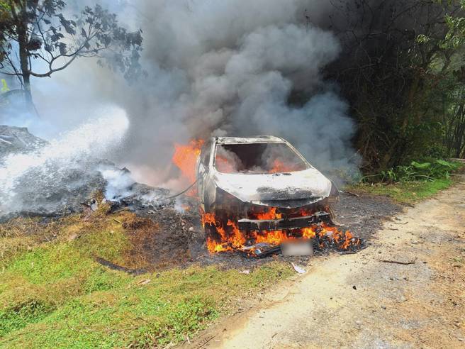 新北市瑞芳区今（9）日中午发生一起离奇火烧车事件！（图／简铭柱翻摄）