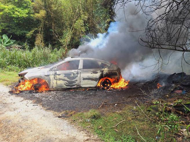 新北市瑞芳区今（9）日中午发生一起离奇火烧车事件！（图／简铭柱翻摄）