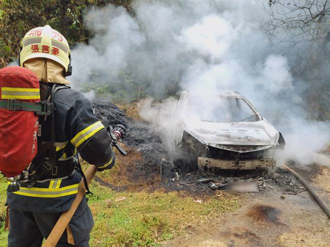 新北市瑞芳区今（9）日中午发生一起离奇火烧车事件！（图／简铭柱翻摄）