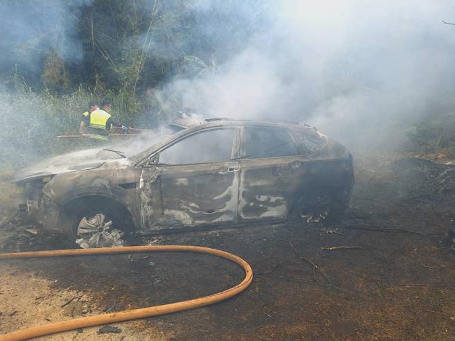 新北市瑞芳区今（9）日中午发生一起离奇火烧车事件！（图／简铭柱翻摄）